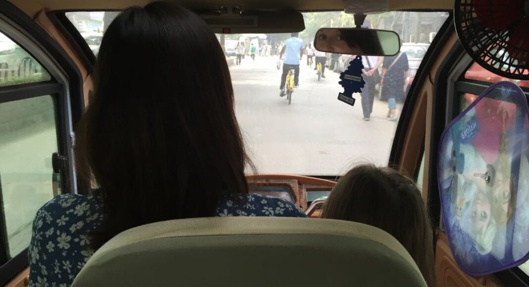 Cécile Viarouge dans son tuk-tuk électrique en Chine (archives personnelles)
