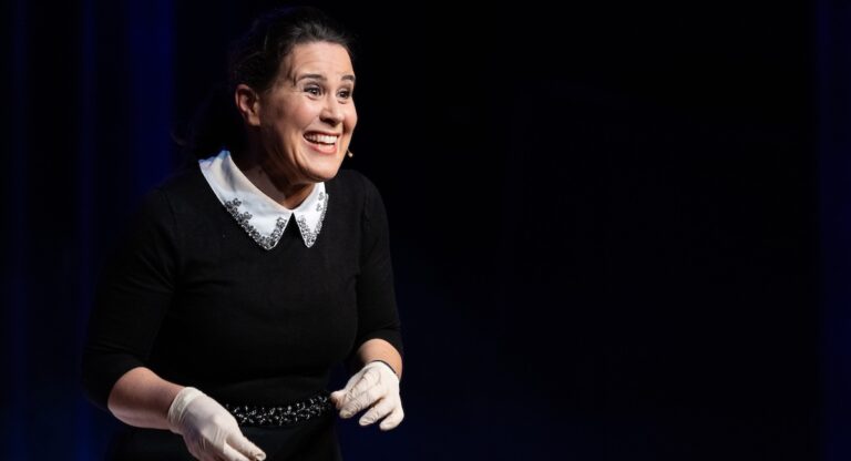 L’humoriste Antonia de Rendinger en tournée sur la Côte Ouest des États-Unis