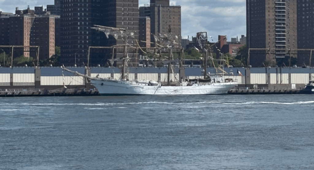 Brèves new-yorkaises : un grand voilier mexicain heurte le pont de Brooklyn