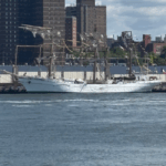 Brèves new-yorkaises : un voilier de la marine mexicaine percute le pont de Brooklyn