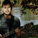 Guitare en bandoulière, l’artiste Bertoo explore le monde et ses propres chansons