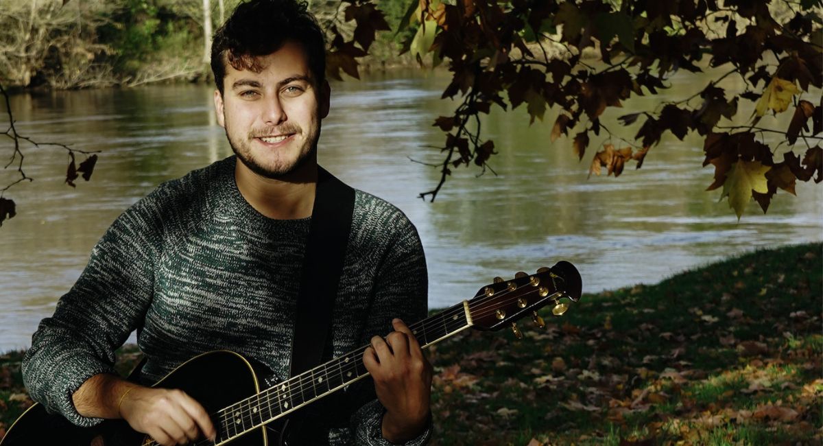 Guitare en bandoulière, l’artiste Bertoo explore le monde et ses propres chansons