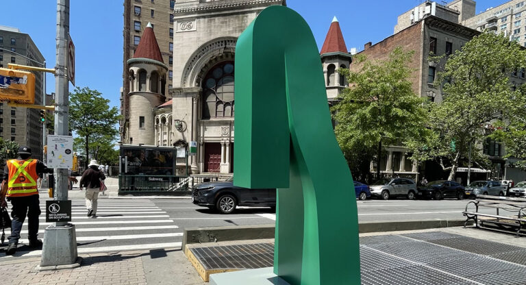 Carl D’Alvia et Michel Bassompierre transforment Manhattan en terrain de jeu avec leurs sculptures monumentales