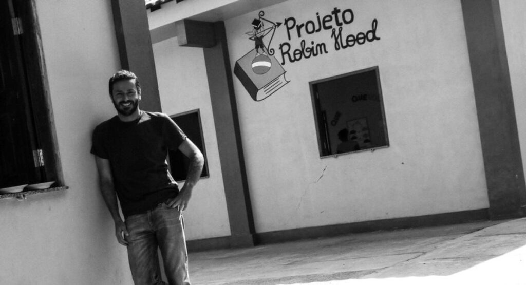 Cédric de Giraudy, devant les locaux de la mission "Robin des Bois" au Brésil.