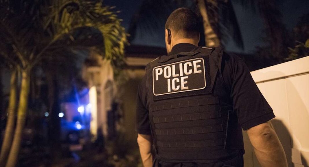 Un agent de la police de l'immigration ICE / PICRYL