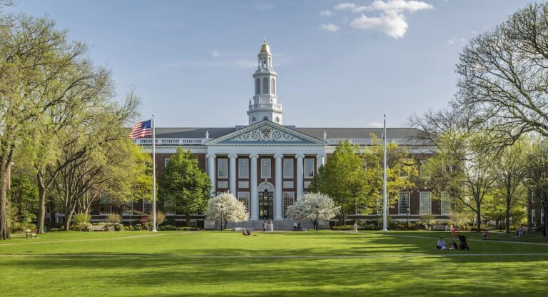 D’où vient l’expression « Ivy League » regroupant 8 prestigieuses universités américaines ?