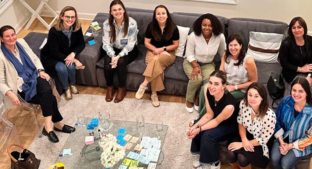 Aurélie Barrial s'épanouie au sein du groupe de femmes de la chambre de commerce franco-américaine d'Atlanta.