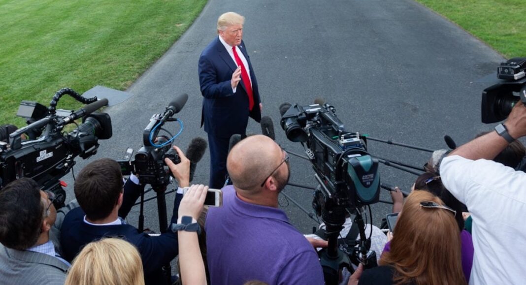 Donald Trump s'adresse aux journalistes / The White House