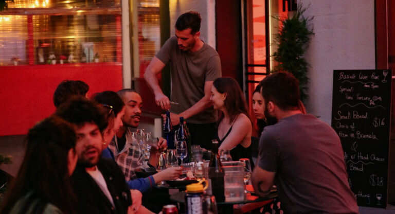 Bascule, bar à vins français abordable et meilleure terrasse de Williamsburg