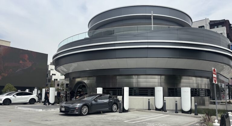 Du burger Cybertruck à la déco Star Trek : On a testé le premier Tesla Diner