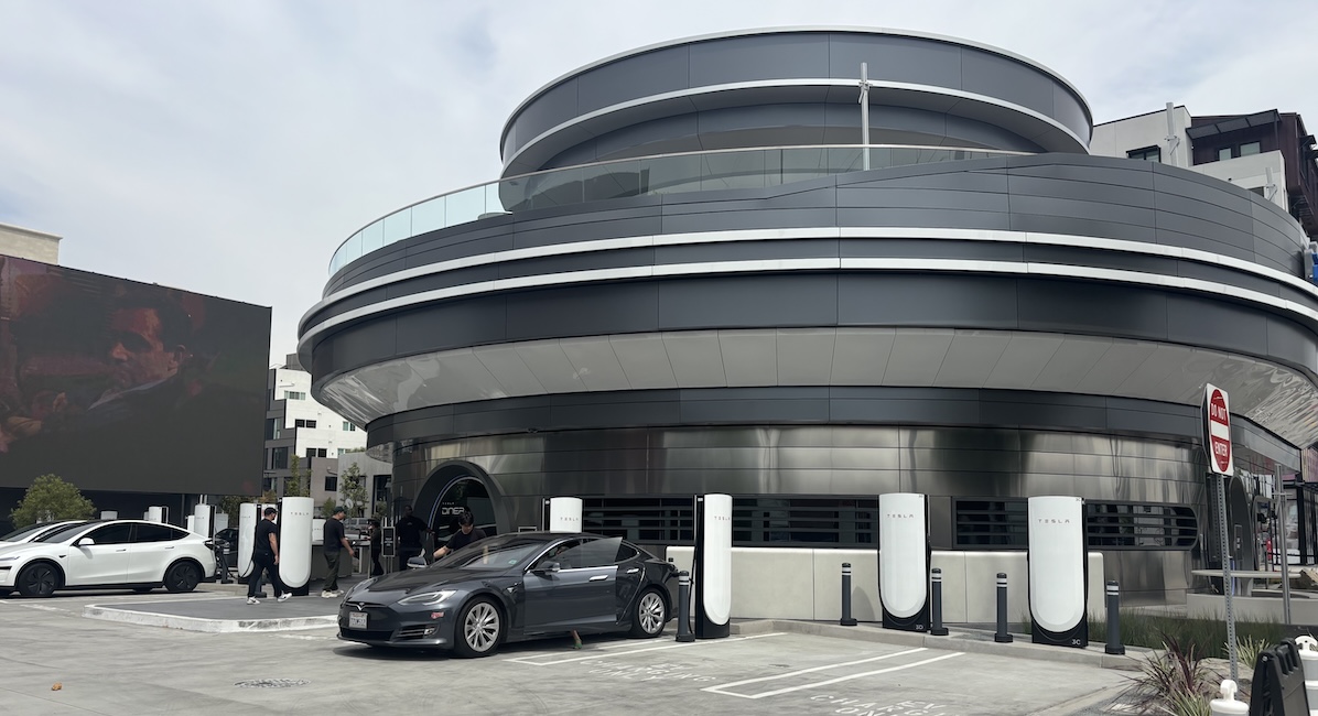 Du burger Cybertruck à la déco Star Trek : On a testé le premier Tesla Diner