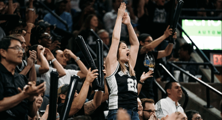 « Faites du bruit ! » Victor Wembanyama crée un kop (inspiré du PSG) chez les San Antonio Spurs