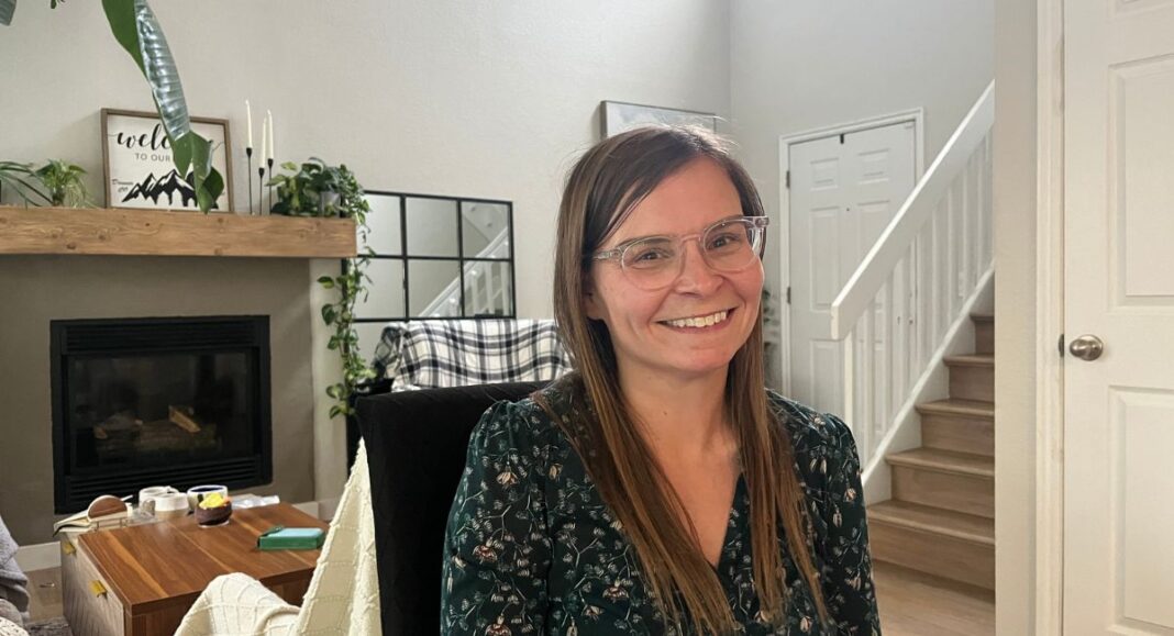 Laetitia Mouton, dans son salon en banlieue de Denver