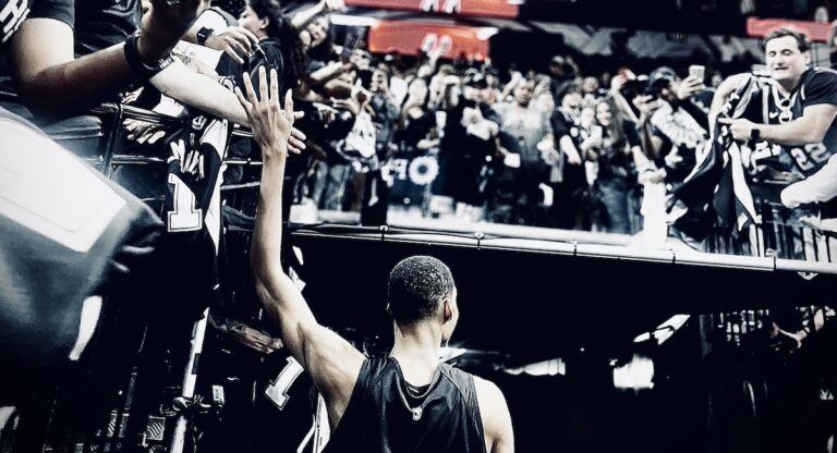 « Faites du bruit ! » Victor Wembanyama crée un kop (inspiré du PSG) chez les San Antonio Spurs