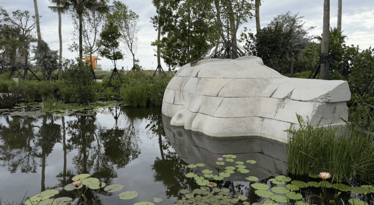 L’artiste Prune Nourry fait refléter la mémoire de femmes à Miami