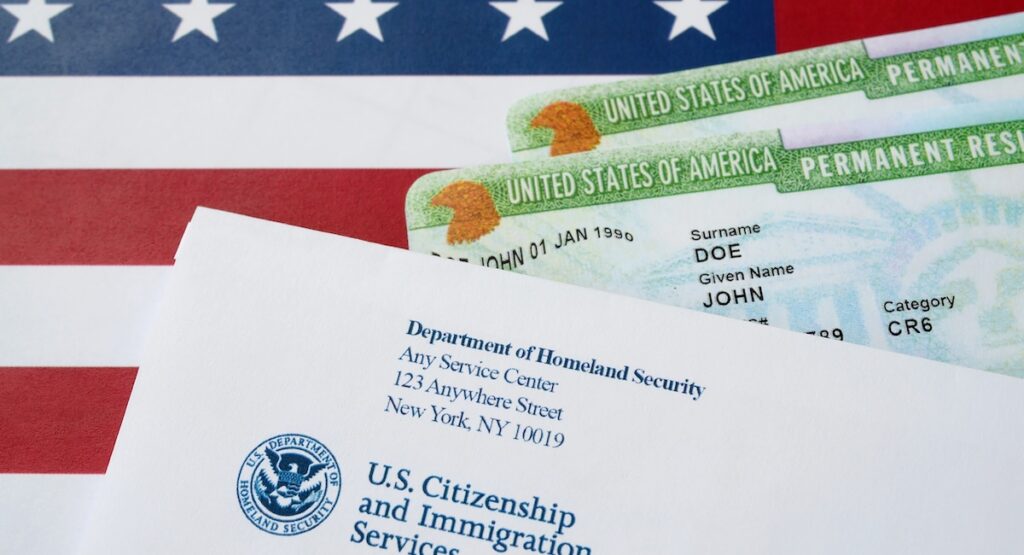 Immigration aux États-Unis : Donald Trump suspend à nouveau la loterie de la carte verte