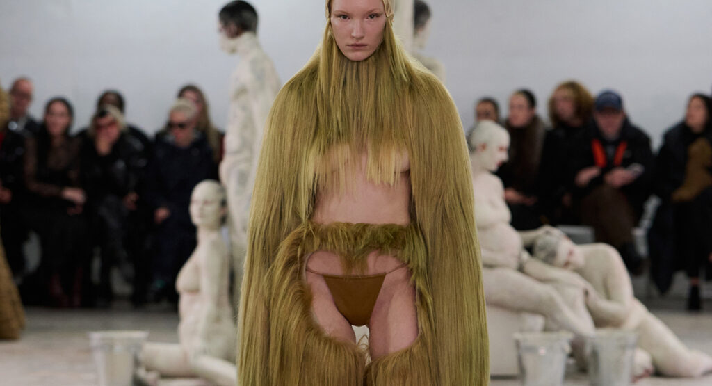 « C’est du feu, ça bouge » : la mode en cheveux de Charlie Le Mindu