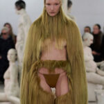 « C&rsquo;est du feu, ça bouge » : la mode en cheveux de Charlie Le Mindu