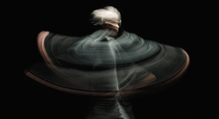 Nacera Belaza, une danse éblouissante surgie de la pénombre  