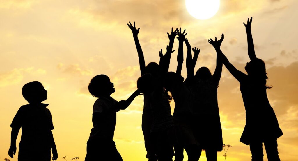 Grandir entre deux pays : ces enfants qui apprennent à vivre « entre ici et là-bas »