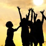 Grandir entre deux pays : ces enfants qui apprennent à vivre « entre ici et là-bas »