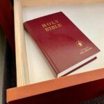 Pourquoi y a-t-il une Bible dans les chambres d’hôtel aux États-Unis ? 