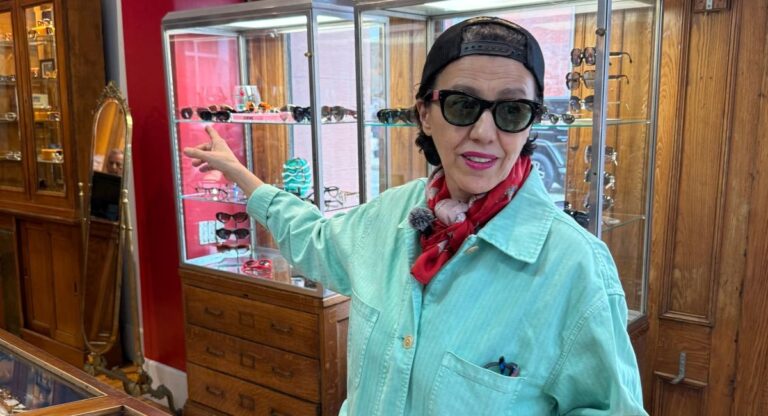 « Pas un pic de ventes, un raz-de-marée » : Selima Optique, la marque française derrière le style de Carolyn Bessette-Kennedy