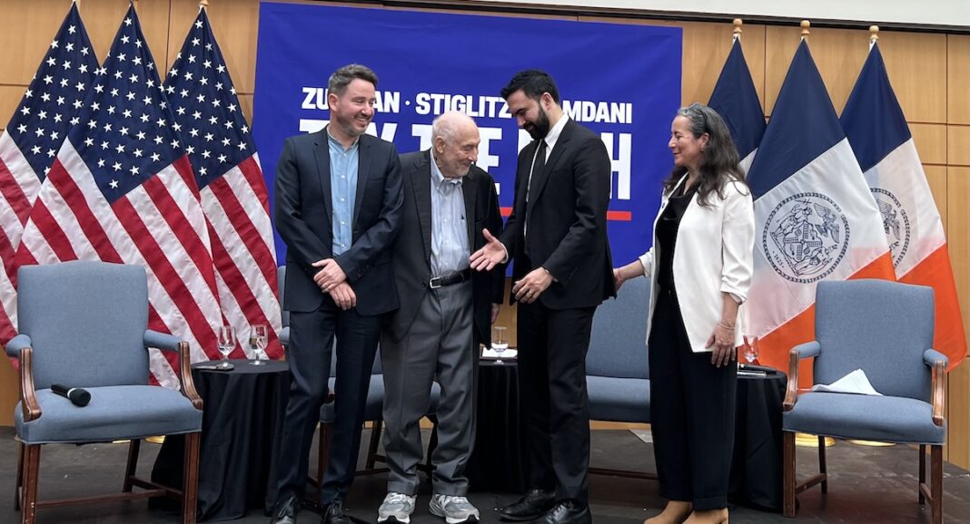 Gabriel Zucman (gauche) avec Joe Stiglitz et Zohran Mamdani au CUNY Graduate Center