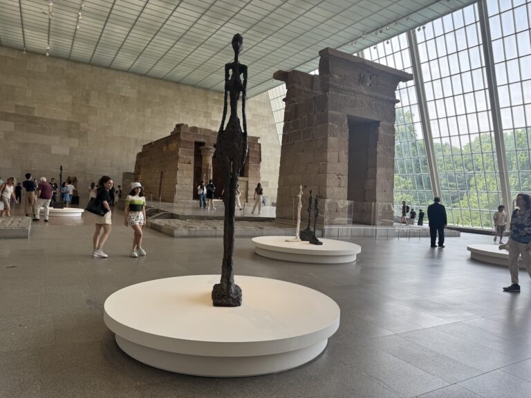 Giacometti dans le Temple de Dendur du Met