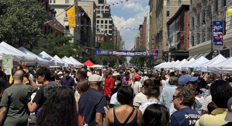 Gastronomie, Jeu de l&rsquo;Oie, chiens costumés et belles voitures : un joyeux dimanche de Bastille Day sur Madison Avenue