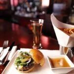Ils n’en servent que 12, et seulement au bar : les secrets derrière le burger que tout le monde s’arrache à New York