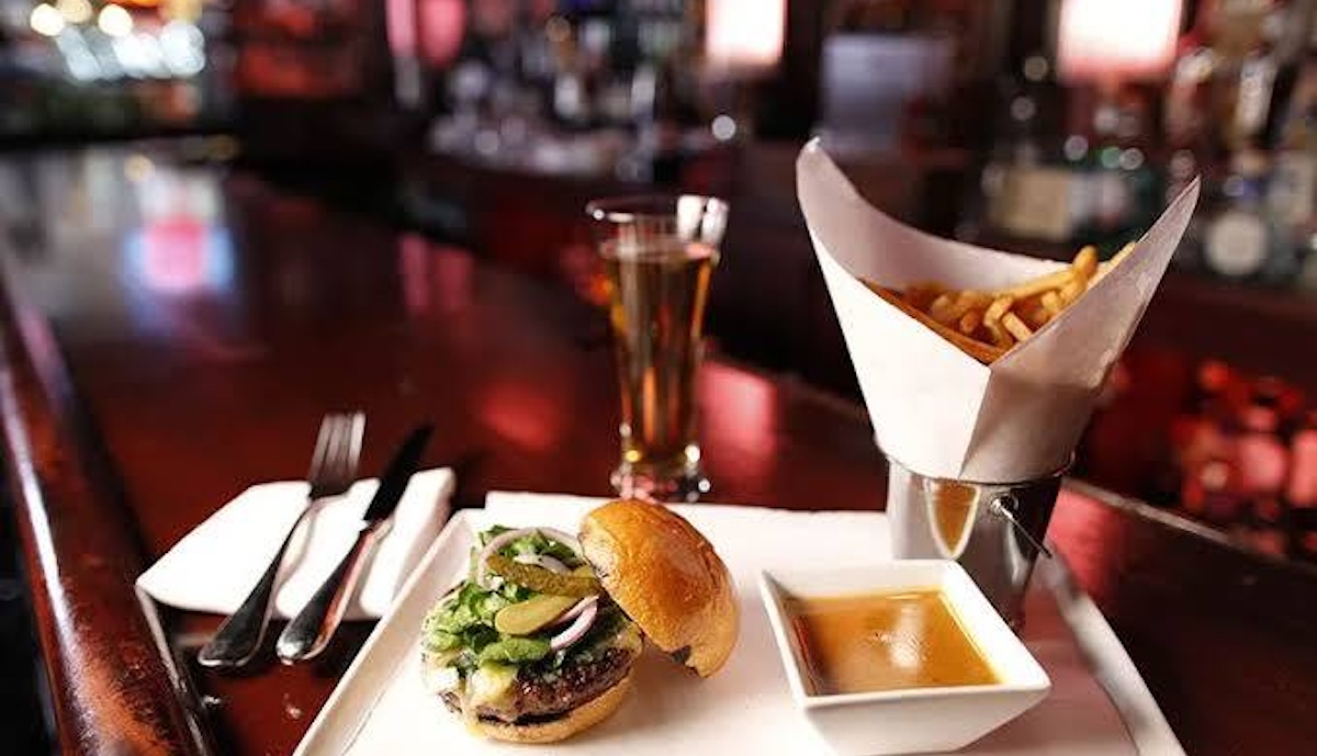 Ils n’en servent que 12, et seulement au bar : les secrets derrière le burger que tout le monde s’arrache à New York