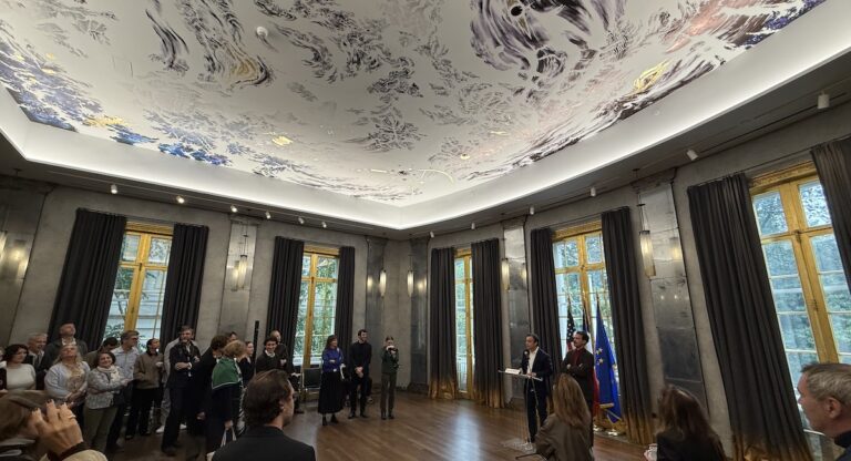 À New York, le plafond de la ballroom de la Villa Albertine s’ouvre sur le cosmos