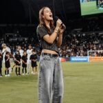 Anna-Rose Lloris, la fille du champion du monde de foot, émeut tout un pays avec son interprétation de l’hymne américain