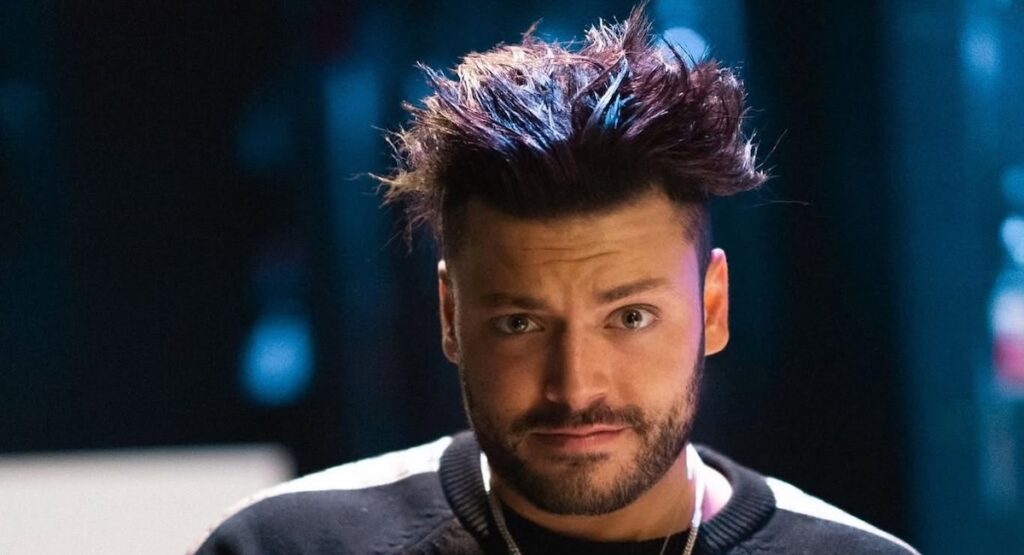 Kev Adams en anglais sur la scène des comedy clubs américains