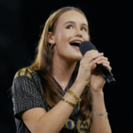 Anna-Rose Lloris, la fille du champion du monde de foot, émeut tout un pays avec son interprétation de l’hymne américain